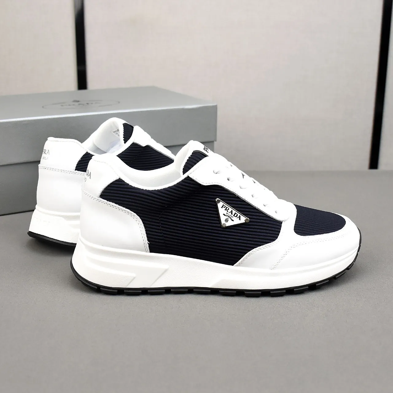 PP460👟👟👟Prada/Prada Prax men's series casual sports shoes Prax sports shoes combine style and comfort, with a unique sports design defined by exquisite materials and details. Fashionable, casual and versatile, it is decorated with an enameled triangle logo on the outside, a Prada Milano printed logo on the tongue, and a 2.5cm lightweight two-tone rubber sole for a comfortable wearing experience! Size: 38-39-40-41-42-43-44 standard leather shoe size